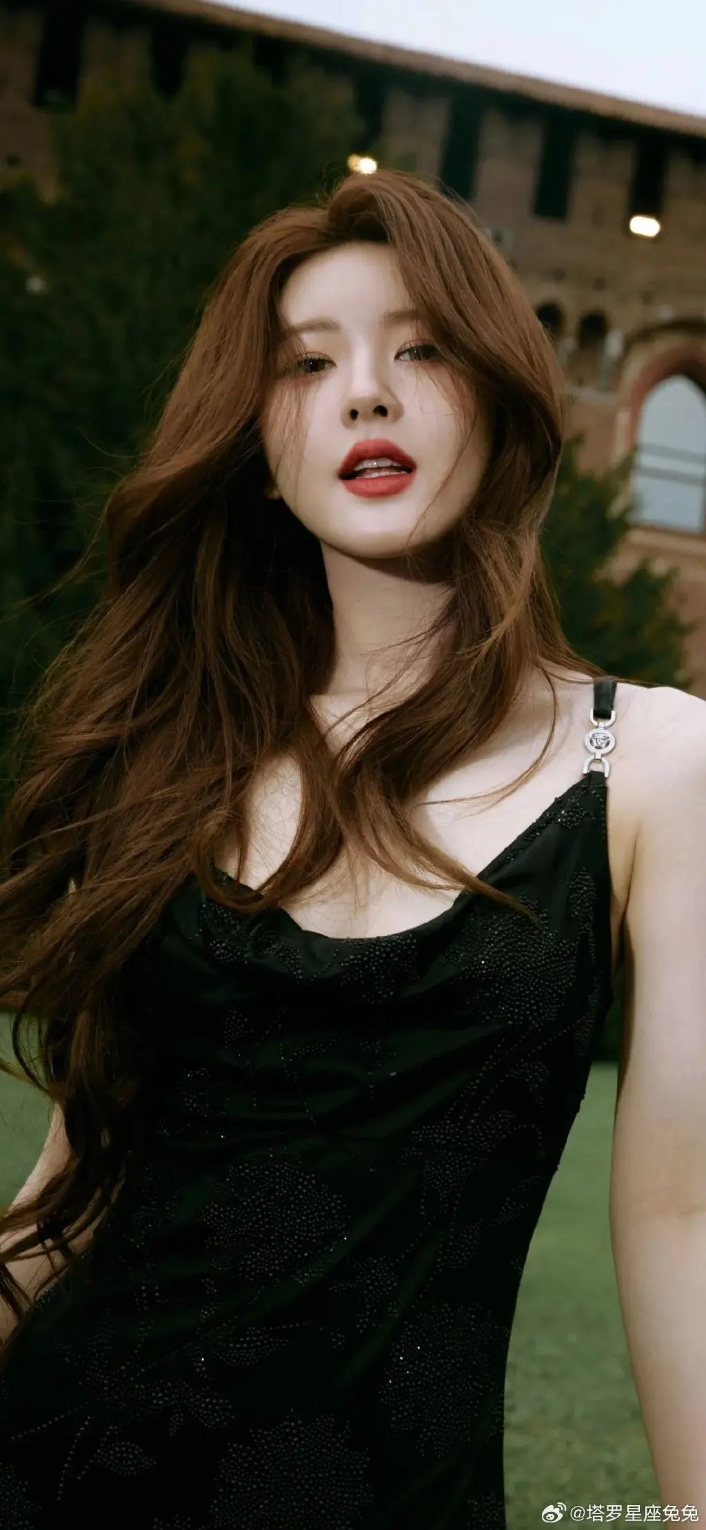 《美颜大师》:揭秘颜值至上时代的美丽陷阱,你真的需要完美无瑕吗?